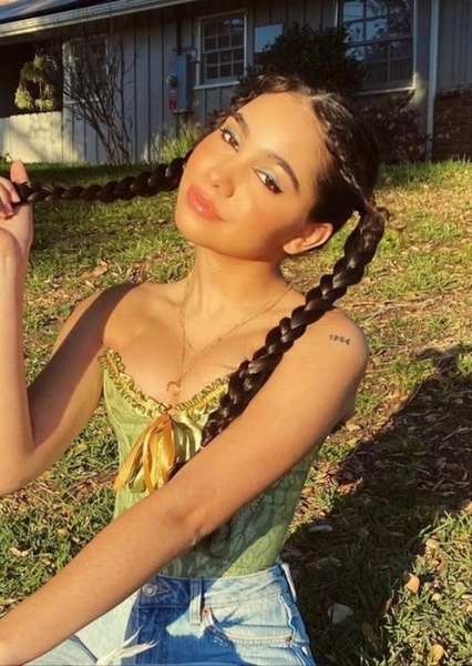 Elana Caceres photo