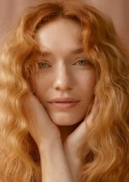 Eleanor Tomlinson photo