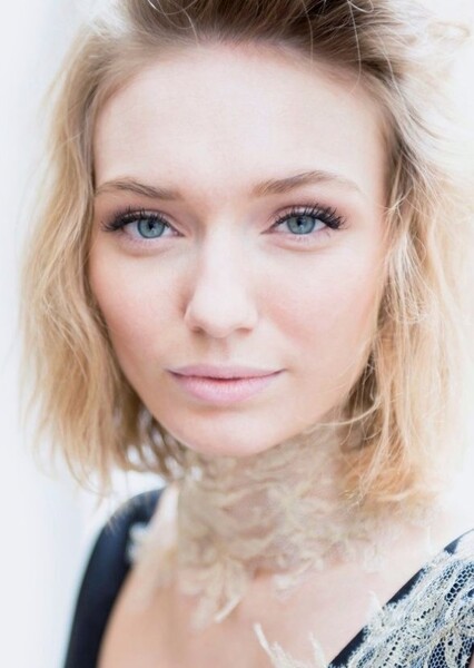 Eleanor Tomlinson photo