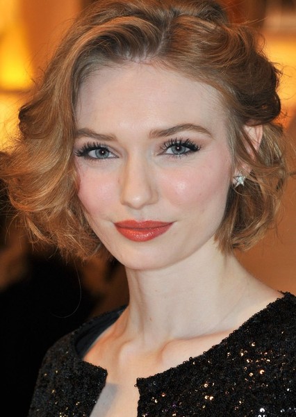 Eleanor Tomlinson photo