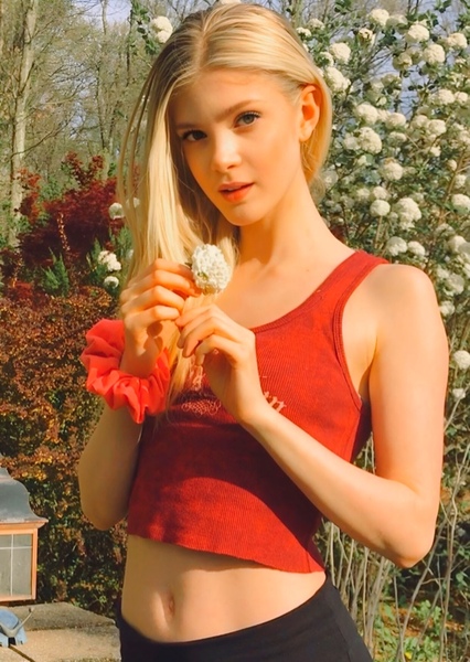 Elena Kampouris photo