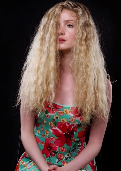 Elena Kampouris photo