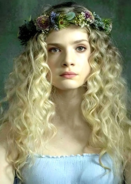 Elena Kampouris photo