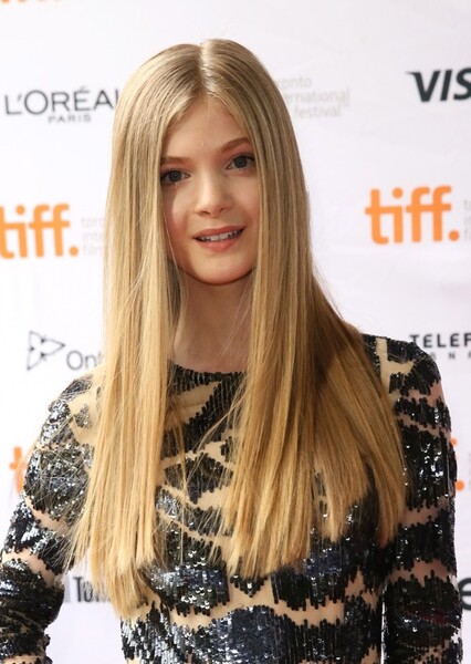 Elena Kampouris photo