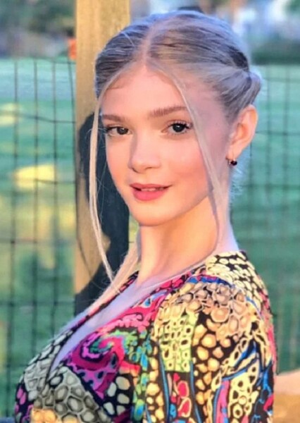 Elena Kampouris photo