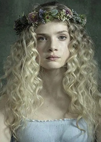 Elena Kampouris