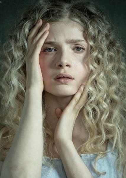 Elena Kampouris photo