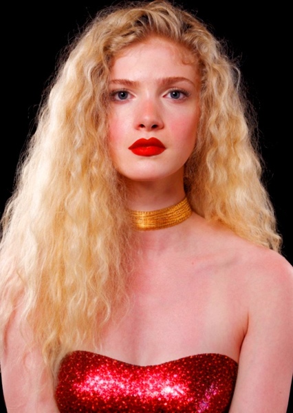 Elena Kampouris photo