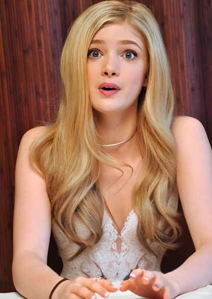 Elena Kampouris photo