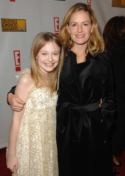 Elisabeth Shue and Dakota Fanning
