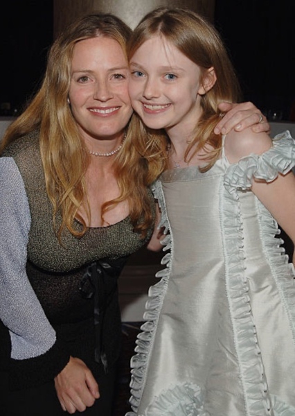 Elisabeth Shue and Dakota Fanning photo
