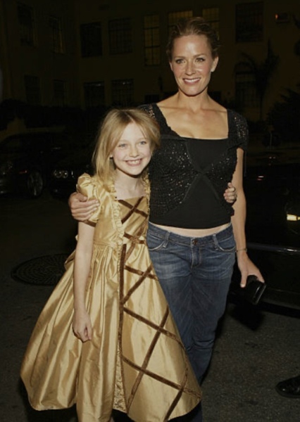 Elisabeth Shue and Dakota Fanning photo