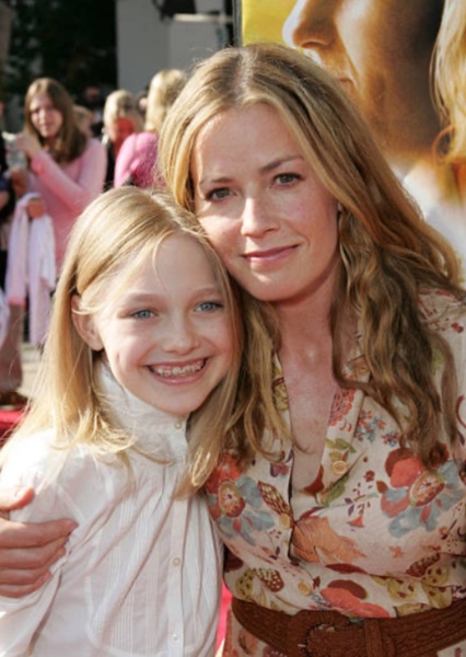 Elisabeth Shue and Dakota Fanning photo