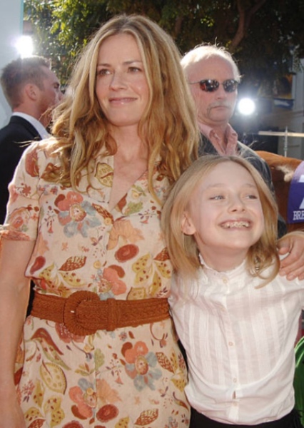 Elisabeth Shue and Dakota Fanning photo