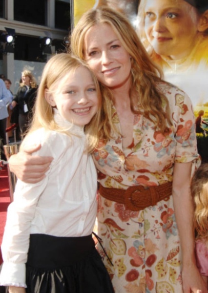 Elisabeth Shue and Dakota Fanning photo