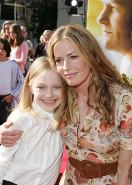 Elisabeth Shue and Dakota Fanning photo