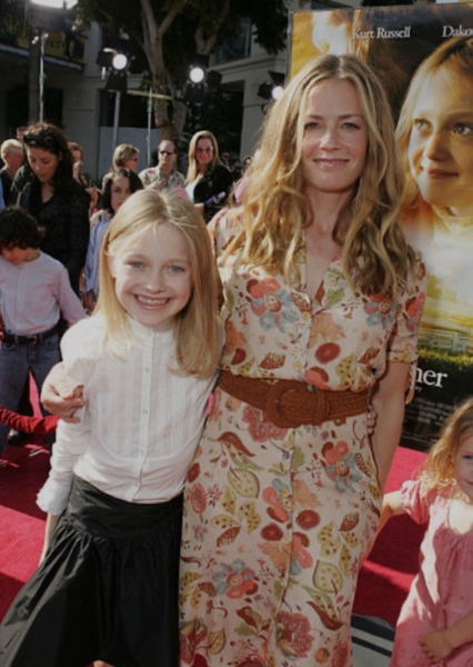 Elisabeth Shue and Dakota Fanning photo