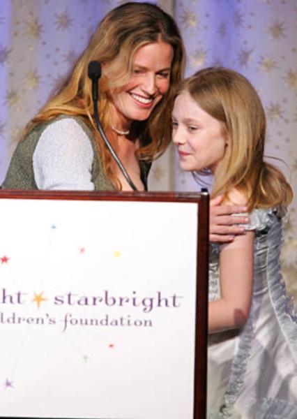 Elisabeth Shue and Dakota Fanning photo