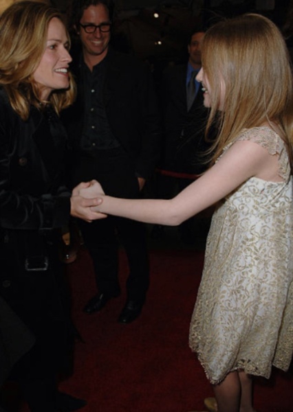 Elisabeth Shue and Dakota Fanning photo