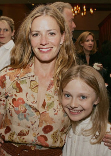 Elisabeth Shue and Dakota Fanning photo
