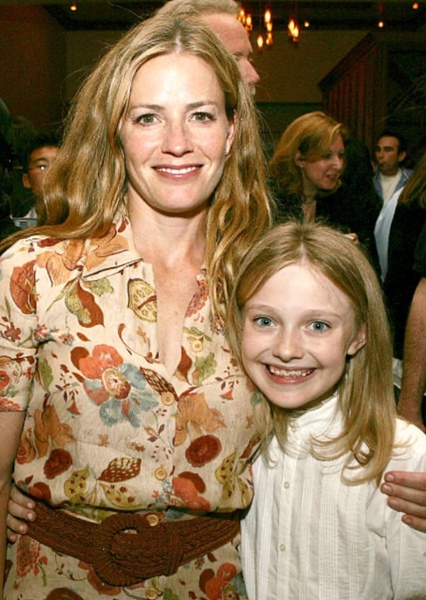 Elisabeth Shue and Dakota Fanning photo