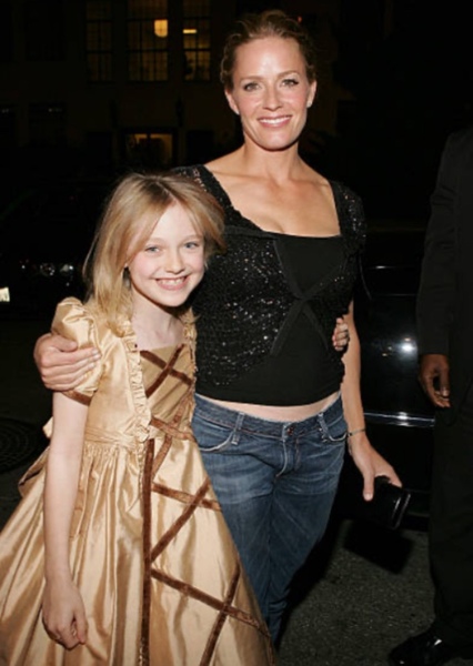 Elisabeth Shue and Dakota Fanning photo