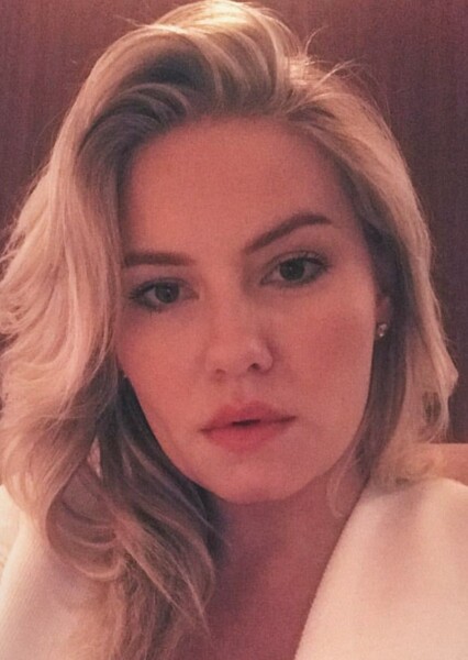 Elisha Cuthbert photo