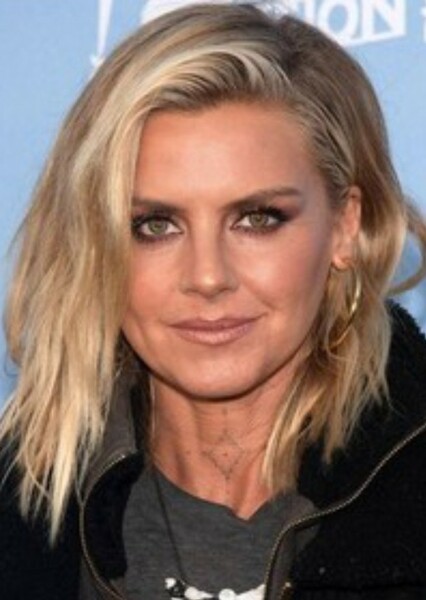 Eliza Coupe photo