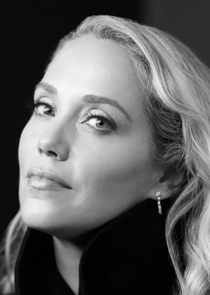 Elizabeth Berkley photo