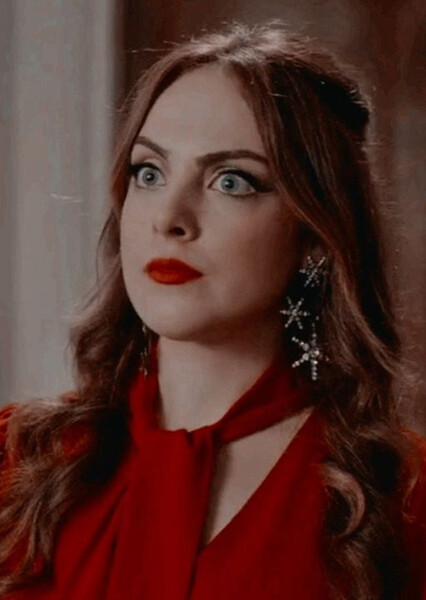 Elizabeth Gillies photo