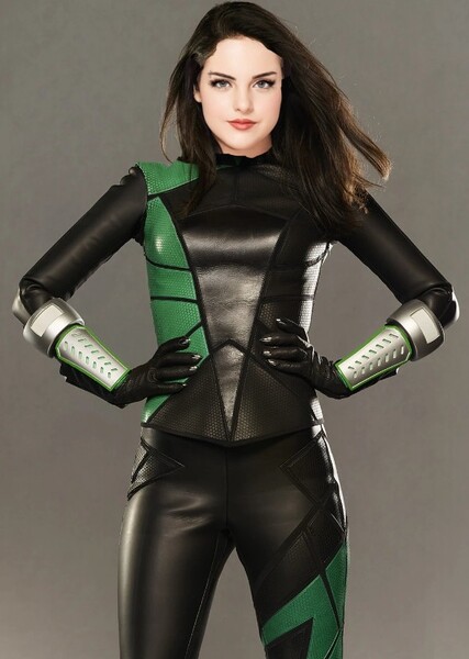Elizabeth Gillies photo