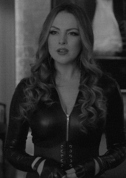 Elizabeth Gillies photo