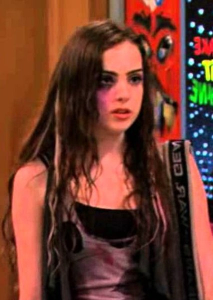Elizabeth Gillies photo