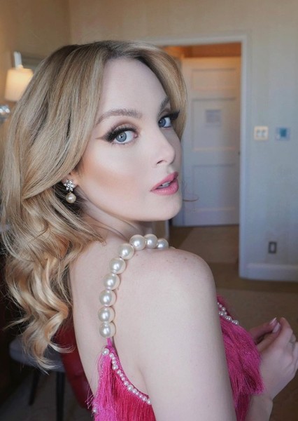 Elizabeth Gillies photo