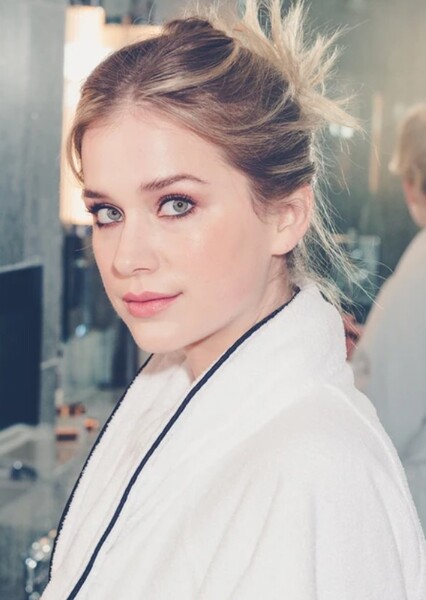 Elizabeth Lail photo
