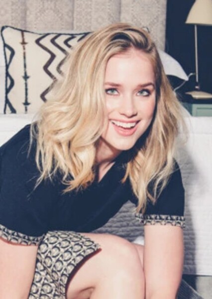 Elizabeth Lail photo