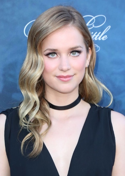 Elizabeth Lail photo