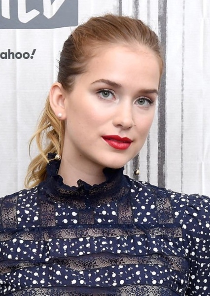 Elizabeth Lail photo