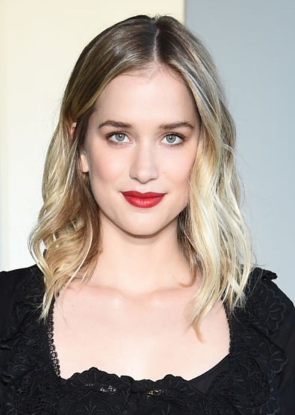 Elizabeth Lail photo