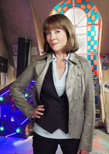 Elizabeth Sladen photo