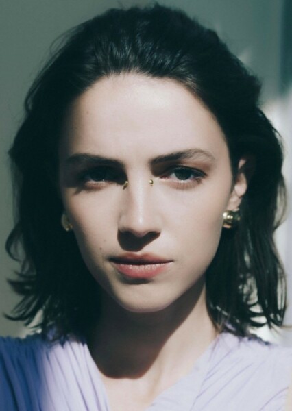 Ella Hunt photo