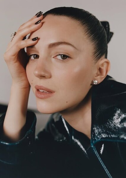 Ella Hunt photo