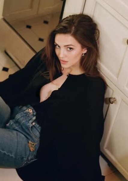 Ella Hunt photo