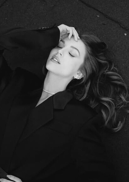Ella Hunt photo