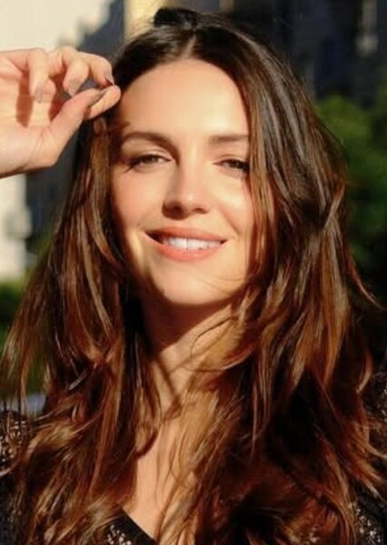 Ella Hunt photo