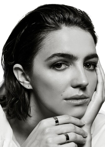 Ella Hunt photo
