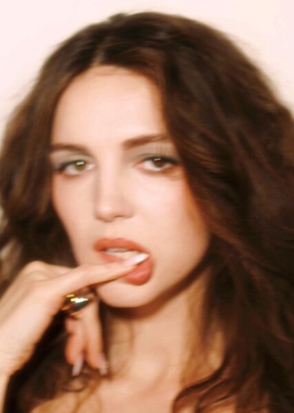 Ella Hunt photo