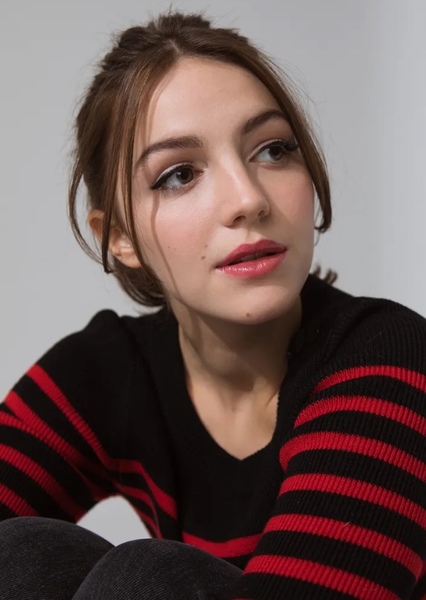 Ella Hunt photo