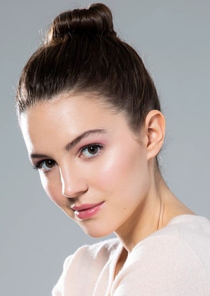 Ella Hunt photo