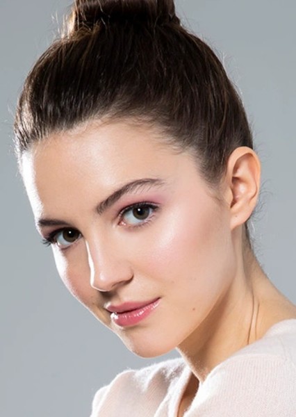 Ella Hunt photo